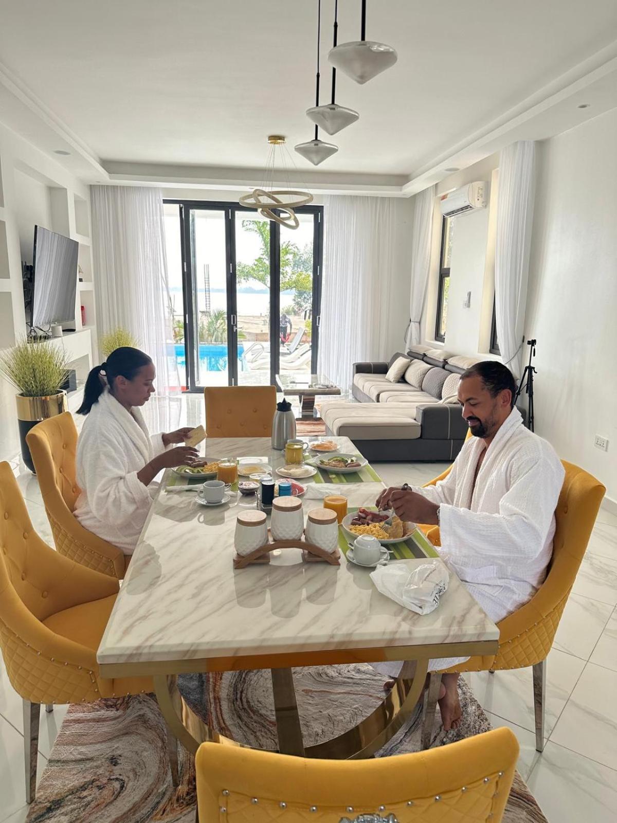 Infinity Pool , Free Private Pool Airport Shuttle Apartment *